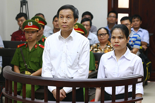 Nguyen Huu Vinh and his editorial assistant Nguyen Thi Minh Thuy at an appeal hearing in Hanoi on September 22. The court upheld the bloggers' anti-state convictions. (AFP/STR/Vietnam News Agency)