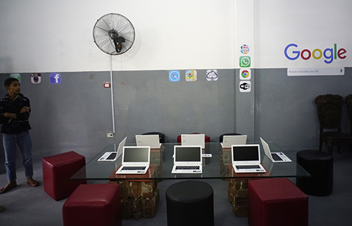 Computadoras portátiles en el estudio del artista cubano Kcho, como parte de una iniciativa tecnológica de Google en el país. (AP/Ramón Espinosa)