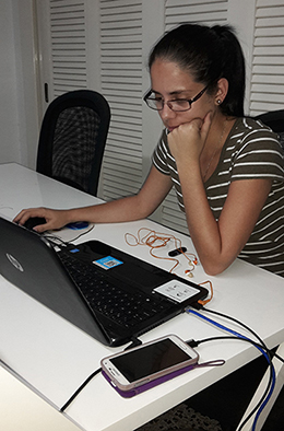Elizabeth Pérez, la editora de medios sociales de OnCuba, trabaja en la redacción del sitio de noticias en La Habana. (Tomada a nombre del CPJ)