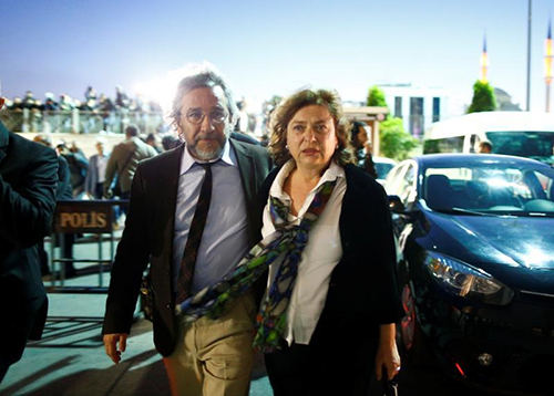 Turkish journalist Can Dündar and his wife, Dilek, who had her passport confiscated in September. (Reuters/Osman Orsal)