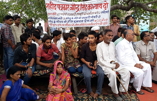 The family of Indian journalist Jagendra Singh protests outside their home in June 2015 to demand an investigation into his murder. (AFP/STR)