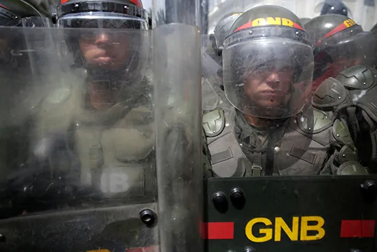 Fuerzas de seguridad venezolanas en uniformes antidisturbios en frente de la Asamblea Nacional en Caracas, 27 de octubre de 2016. (Reuters/Marco Bello)
