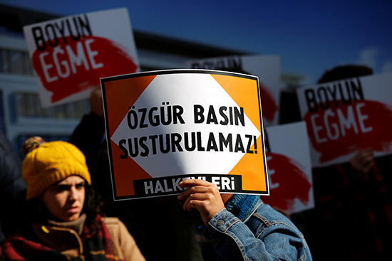 Supporters of Cumhuriyet newspaper protest a police raid of the daily's Istanbul's office, October 31, 2016. The signs read, "Free media cannot be silenced" (center), and "Don't bow down" (rear). (Reuters/Murad Sezer)