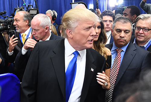 Donald Trump dialoga con periodistas después del primer debate presidencial en septiembre. Los periodistas están entre los grupos atacados por el candidato republicano durante la campaña. (AFP/Jewel Samad)
