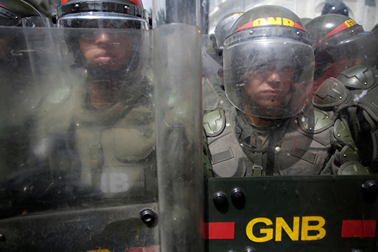 Forças de segurança Venezuelanas em uniformes antidistúrbios em frente à Assembleia Nacional em Caracas em 27 de outubro de 2016. (Reuters/Marco Bello)
