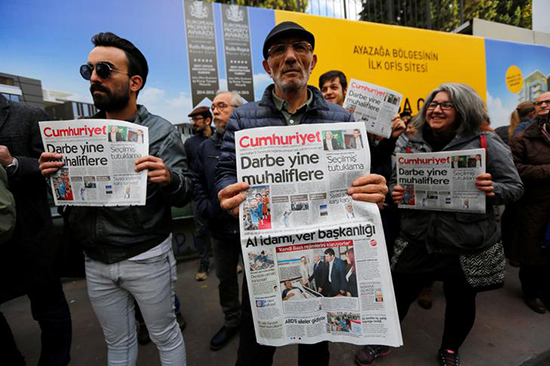 Supporters of Cumhuriyet newspaper protest police's October 31, 2016, raid of the newspaper's office in Istanbul. (Reuters/Murad Sezer)