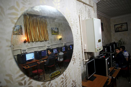 People use an internet cafe in Ankara, April 16, 2015. Turkish authorities have censored social media and news websites, and have sought to block access to tools for circumventing that censorship. (Reuters/Umit Bektas)