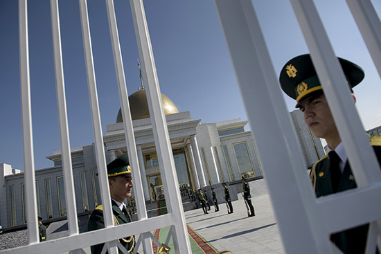 Presidential guards stand guard at the Oguzkhan Presidential Palace in Ashgabat, Turkmenistan, November 3, 2015. (Reuters)