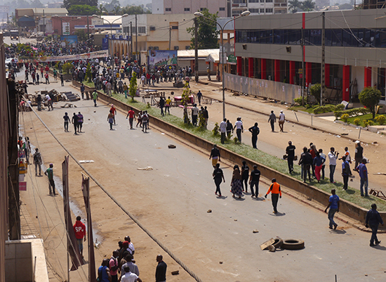 Protesters block a road in Bamenda, Cameroon, December 8, 2016. (Reuters)