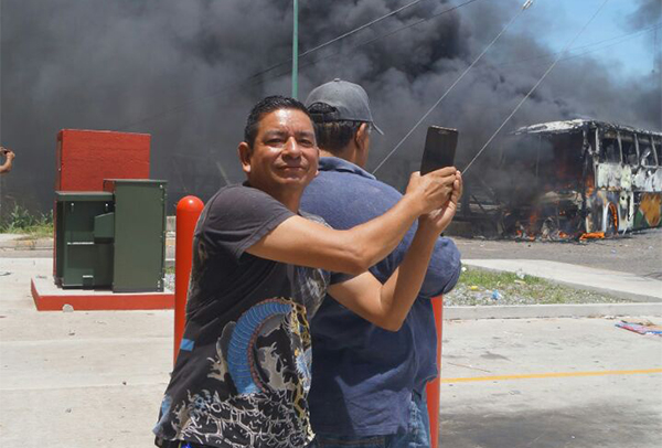 Mexican journalist Elidio Ramos Zarate, pictured covering demonstrations in Oaxaca, was shot dead in June. (El Sur del Itsmo)