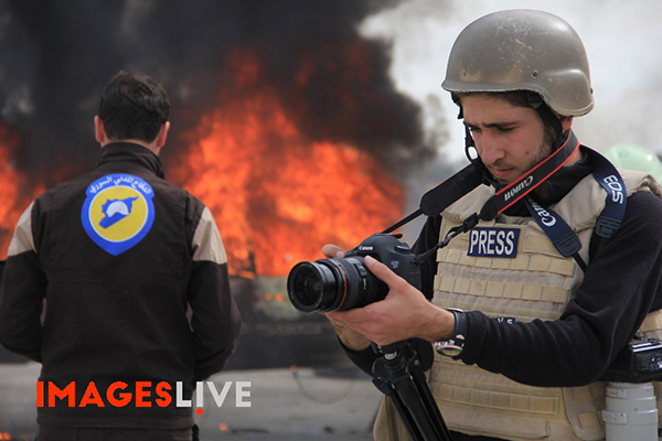 Osama Jumaa, photographe et journaliste vidéo, a été tué alors qu'il couvrait les séquelles d'un bombardement en Syrie. (Images Live)