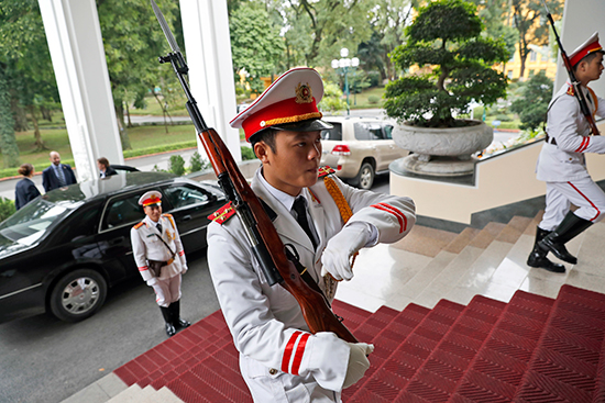 An honor guard welcomes U.S. Secretary of State John Kerry to the Office of Government in Hanoi, January 13, 2017. (Alex Brandon/AP/Pool)
