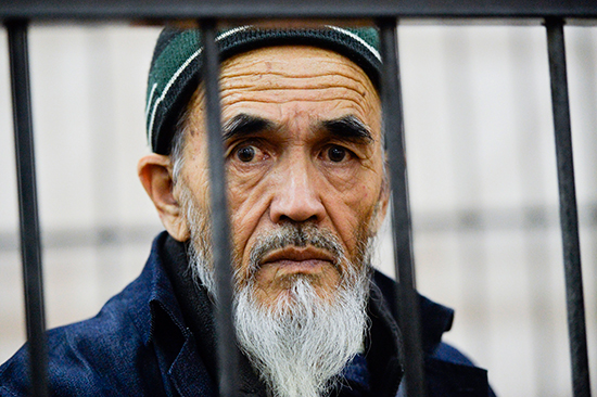 Journalist and human rights activist Azimjon Askarov looks through bars at his retrial near Bishkek, Kyrgyzstan, October 11, 2016. (AP/VladimirVoronin)