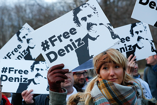 Demonstrators in Berlin protest Turkey's jailing of Die Welt correspondent Deniz Yücel, February 28, 2017. (Reuters/Fabrizio Bensch)