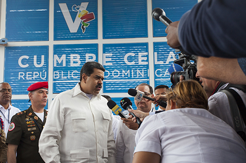 El Presidente venezolano Nicolás Maduro habla con la prensa en enero. El ente regulador de las telecomunicaciones suspendió las transmisiones de CNN en Español días después de que el presidente criticara a la cadena de televisión. (AP/Tatiana Fernandez)