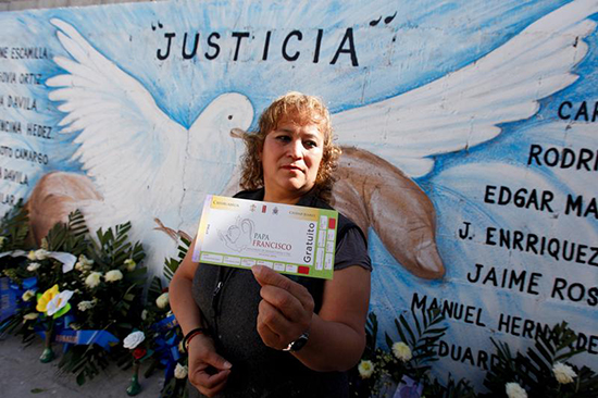 Luz Maria Dávila, cujo filho foi morto por violência de gangues no estado de Chihuahua, tem um bilhete para assistir a uma missa celebrada pelo papa Francisco no estado, 11 de fevereiro de 2016. (Reuters/Jose Luis Gonzalez)