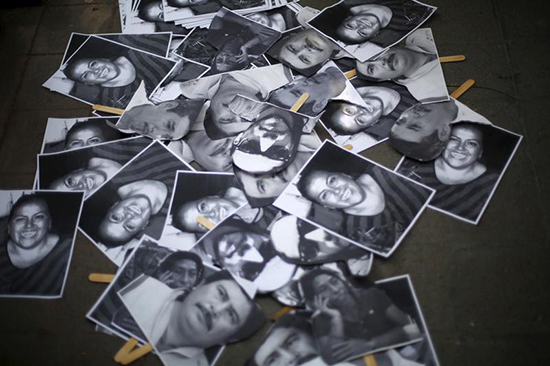 Imágenes de periodistas asesinados son vistas en esta protesta frente al edificio del gobierno de Veracruz en la Ciudad de México, el 11 de febrero de 2016. (Reuters/Edgard Garrido)