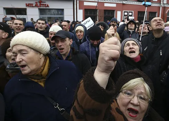 Belarusians protest in the eastern city of Bobruisk, March 12, 2017. (Reuters/Vasily Fedosenko)