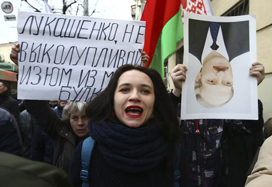 Belarusians protest against the government of President Aleksandr Lukashenko in the capital Minsk, March 15, 2017. The sign reads "Lukaeshenko, stop picking the raisins out of the bread." (Reuters/Vasily Fedosenko)