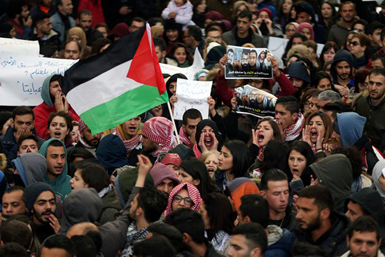 Palestinians protest against the Palestinian Authority in Ramallah, March 13, 2017. (Reuters/Mohammed Torokman)