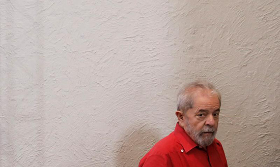Police on March 21, 2017, searched blogger Carlos Eduardo Cairo Guimarães' electronic devices on suspicion that he had alerted suspects in a wide-ranging corruption investigation that police would question them. Former Brazilian President Luiz Inácio Lula da Silva, shown here at a March 24, 2017, event in São Paulo, was among those police questioned in the probe. (Reuters/Nacho Doce)
