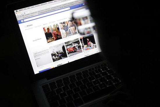 An Internet user looks at a Facebook page in an internet cafe in Hanoi, November 27, 2013. (Reuters/Kham)