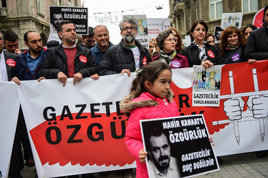 Opposition politicians and press freedom advocates call for the release of journalists jailed in Turkey in an April 9, 2017, protest in Istanbul. (AFP/Yasin Akgul)