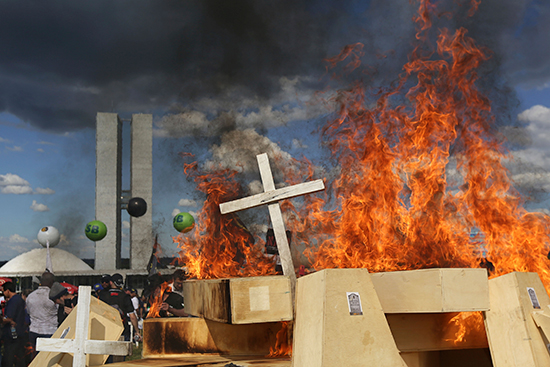 Striking police officers set fire to coffins to protest plans to cut police pensions in Brasilia, April 18, 2017. (AP/Eraldo Peres)