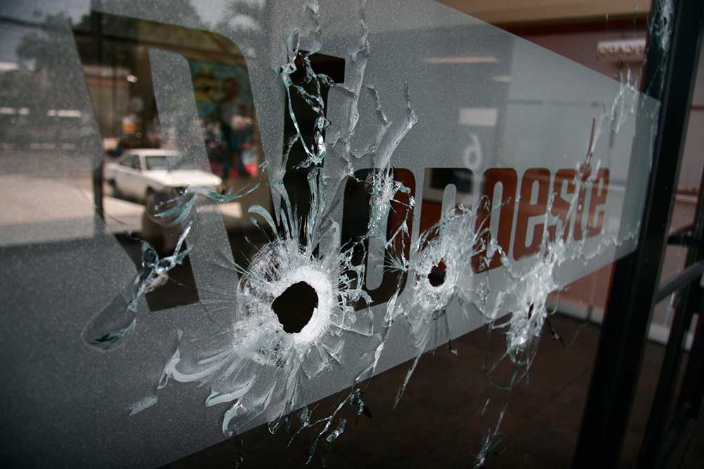 A entrada para Noroeste está coberta de buracos de bala depois que homens armados abriram fogo no escritório regional do jornal na cidade de Mazatlán, no México, no dia 1º de setembro de 2010. (AP / Christiann Davis)
