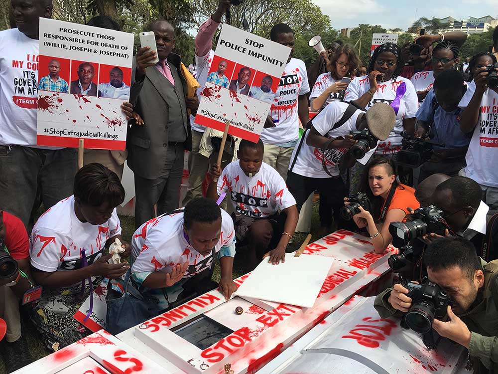 Kényans manifestant contre la torture et les exécutions extrajudiciaires à Nairobi. Les Kényans ont le sentiment que les auteurs de crimes dans leur pays ne sont jamais obligés de rendre compte de leurs atrocités et de leurs meurtres. (CPJ/Alan Rusbridger)