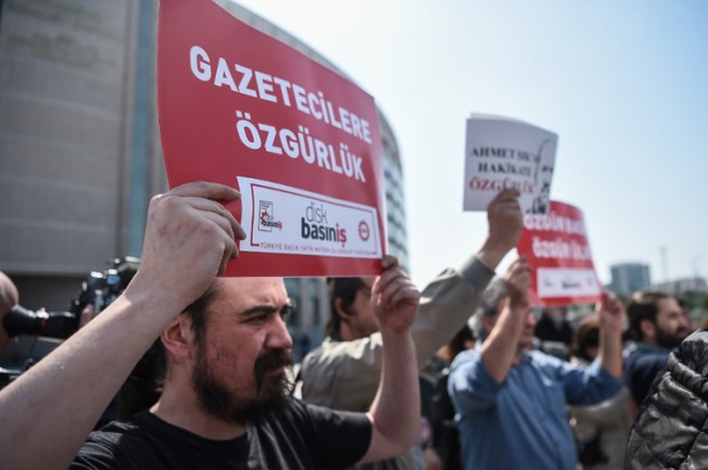 Protesters hold signs saying "freedom for journalists" in Istanbul, May 3, 2017. (AFP/Ozan Kose)