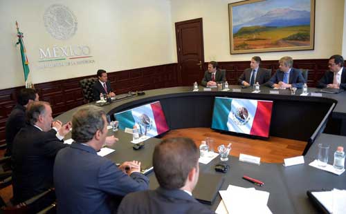President Enrique Peña Nieto, left, pledged in a meeting with a CPJ delegation, right, to make ending impunity and keeping journalists safe a priority. (Los Pinos)
