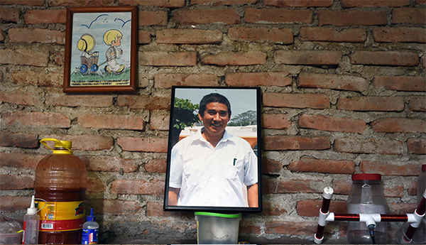 Un retrato de Moisés Sánchez se observa en la casa de su hijo, en Medellín de Bravo, Veracruz, en agosto de 2015. El periodista veracruzano, conocido por su cobertura crítica de las autoridades locales, fue secuestrado y asesinado en enero de 2014. (AFP/Alfredo Estrella)