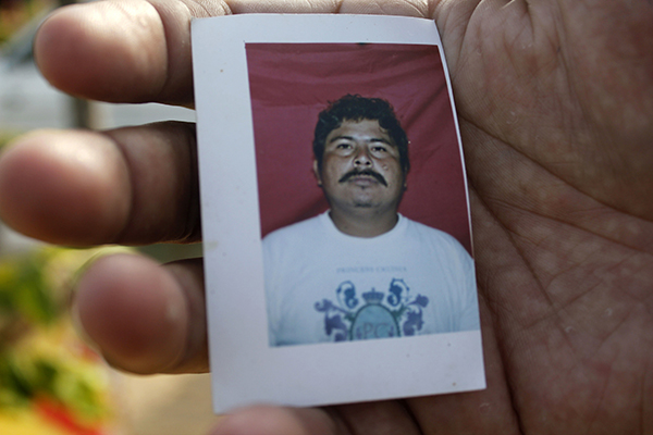 Un familiar sostiene una foto de Gregorio Jiménez de la Cruz en febrero de 2014, poco después de que el periodista fue secuestrado frente a las hijas. Posteriormente Jiménez fue asesinado y su cadáver fue mutilado. (AP/Viridiana Zepeda)