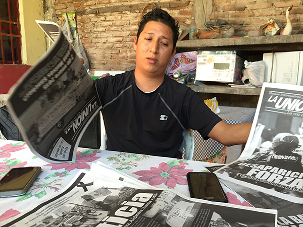 Jorge Sánchez muestra ejemplares del periódico de su padre, La Unión, en su casa en enero. Luego del asesinato de Moisés Sánchez, Jorge se hizo cargo del periódico. (CPJ/Miguel Ángel Díaz)