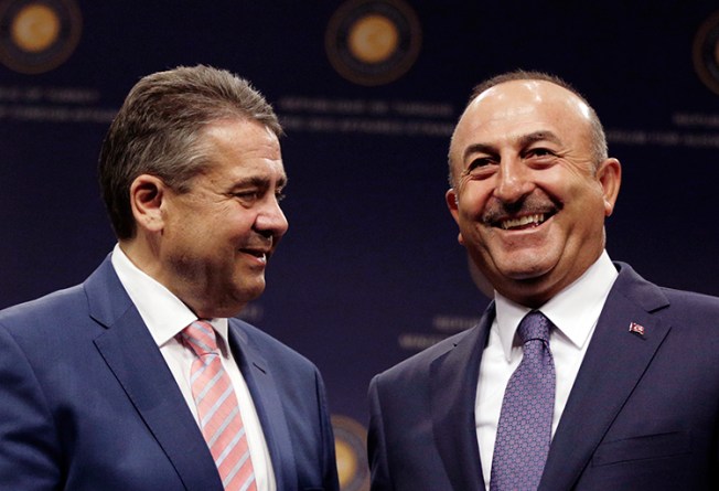 Turkish Foreign Minister Mevlüt Çavuşoğlu (right) and German Foreign Minister Sigmar Gabriel pose after a press conference in Ankara, June 5, 2017. (AP/Burhan Ozbilici)