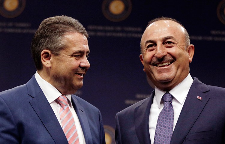 Turkish Foreign Minister Mevlüt Çavuşoğlu (right) and German Foreign Minister Sigmar Gabriel pose after a press conference in Ankara, June 5, 2017. (AP/Burhan Ozbilici)