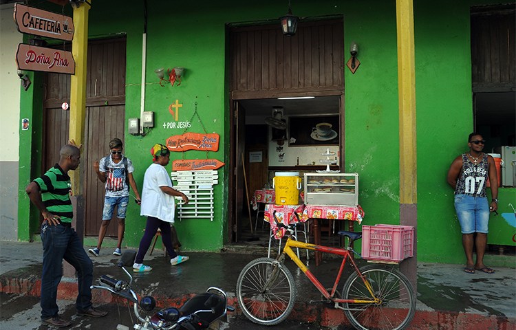 Una cafetería en Baracoa, Guantánamo. Agentes de la Seguridad del Estado detuvieron a un periodista de esta provincia cubana y se llevaron sus equipos de trabajo. (AFP/Yamil Lage)