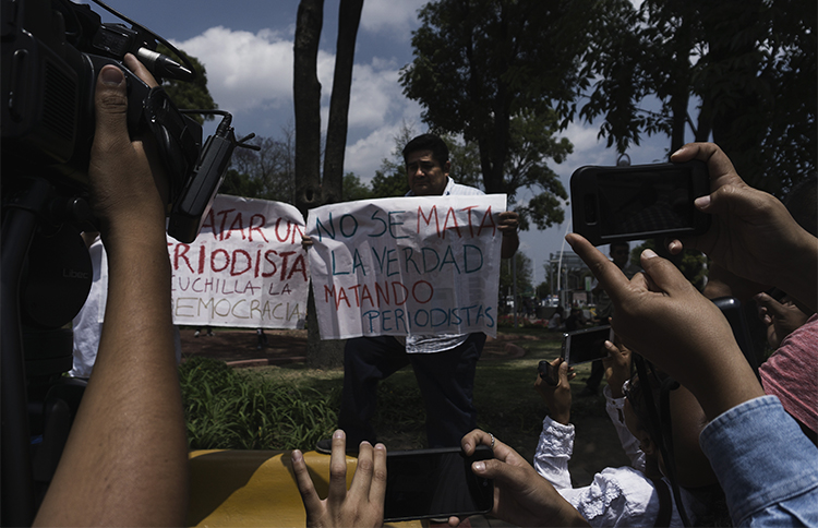 Manifestantes en México condenan la violencia y el asesinato de periodistas. En el más reciente ataque, un sujeto armado con un cuchillo le cortó parte de una oreja a un reportero en el estado de Quintana Roo. (AFP/Héctor Guerrero).