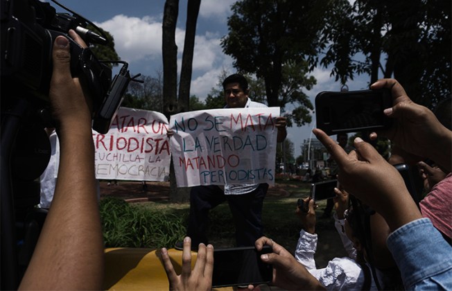 Manifestantes no México condenam a violência e o assassinato de jornalistas. No último ataque, um homem armado com uma faca cortou parte da orelha de um repórter no estado de Quintana Roo. (AFP / Hector Guerrero)