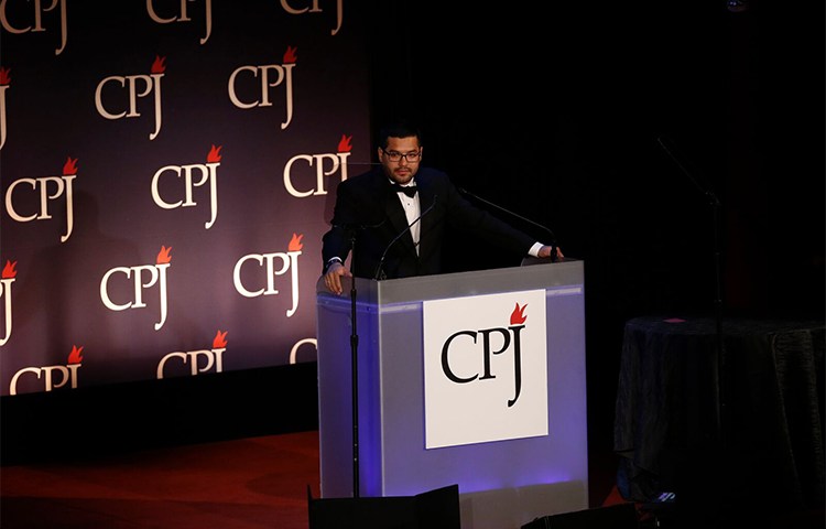 Óscar Martínez, aquí en los Premios Internacionales de la Libertad de Prensa 2016 del CPJ, dice que los periodistas tienen una responsabilidad de discutir el tema de la seguridad con sus fuentes. (CPJ/Getty/Jeff Zelevansky)