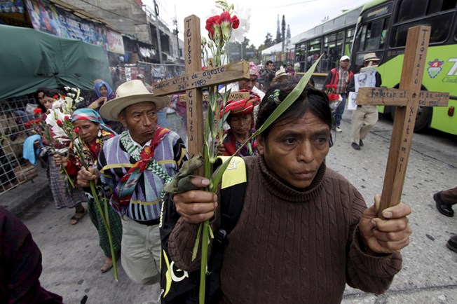 Los guatemaltecos recuerdan a las personas muertas en el conflicto civil de 36 años en Ciudad de Guatemala, el 25 de febrero de 2016. (Reuters/Josue Decavele)