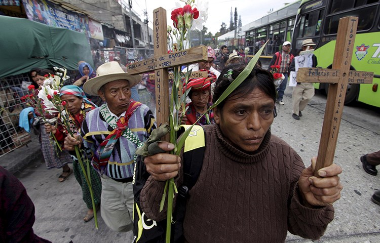 Los guatemaltecos recuerdan a las personas muertas en el conflicto civil de 36 años en Ciudad de Guatemala, el 25 de febrero de 2016. (Reuters/Josue Decavele)