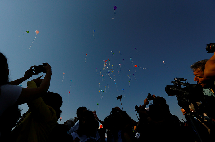 Journalists and press-freedom advocates release balloons outside the Istanbul courthouse where 17 employees and board members of the newspaper Cumhuriyet went on trial, July 24, 2017. (Reuters/Murad Sezer)