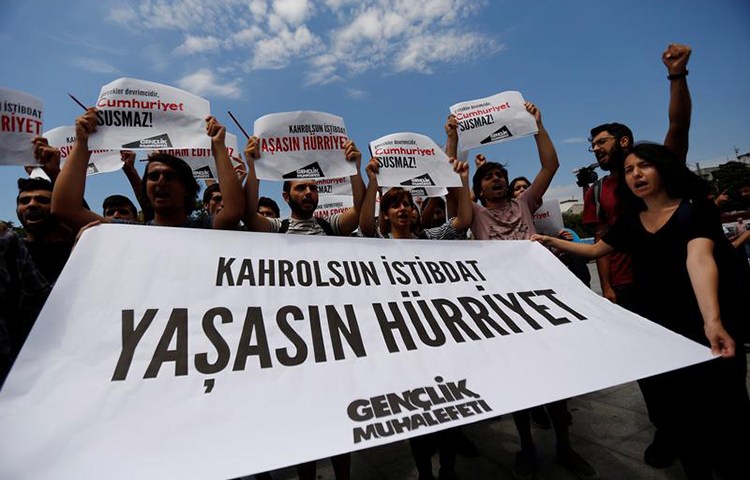 Press freedom advocates chant hold a banner saying "To hell with despotism, long live freedom" outside an Istanbul courthouse where journalists from Cumhuriyet newspaper stood trial, July 28, 2017. (Reuters/Murad Sezer)