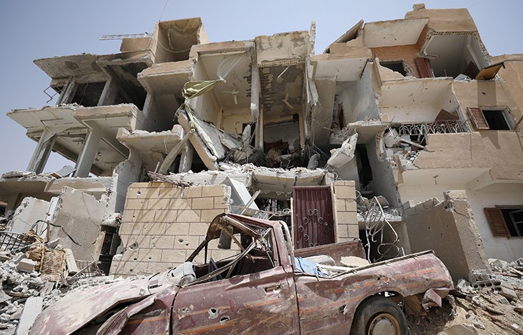 A damaged building is seen in Raqqa, Syria, July 28, 2017. (Reuters/Rodi Said)