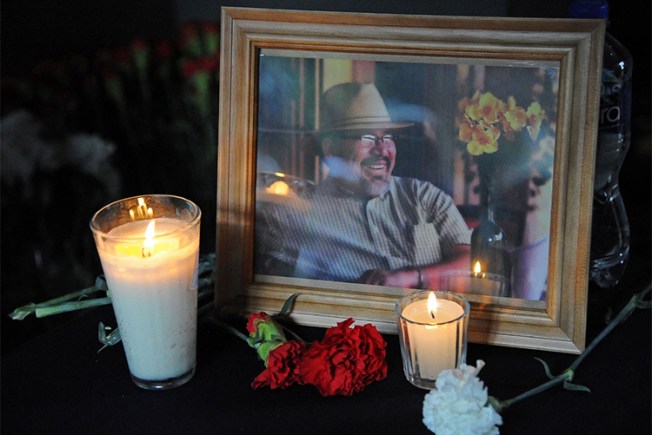 Un retrato de Javier Valdez en un homenaje en la Ciudad de México para celebrar la vida y reconocer el trabajo del periodista quien fue asesinado en mayo. (AFP/Bernardo Montoya)