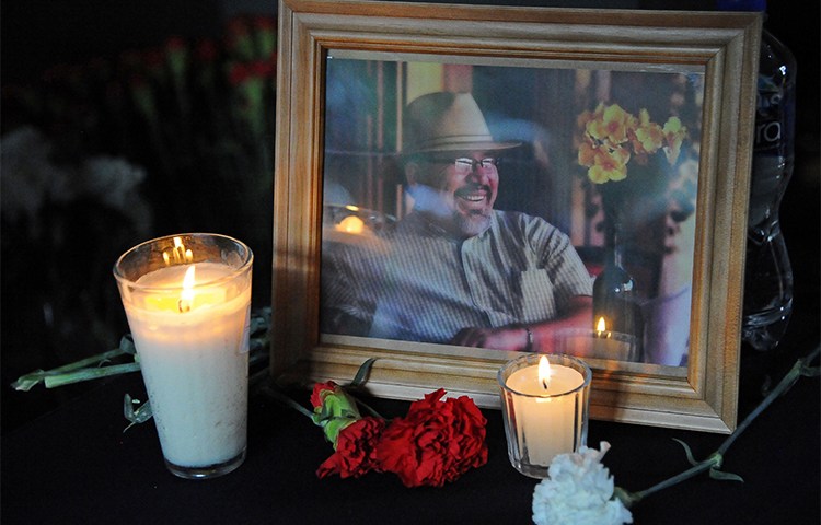 Un retrato de Javier Valdez en un homenaje en la Ciudad de México para celebrar la vida y reconocer el trabajo del periodista quien fue asesinado en mayo. (AFP/Bernardo Montoya)