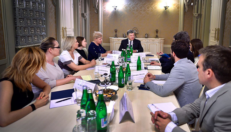 Ukraine's President Petro Poroshenko, center, meets a CPJ delegation in Kiev in July to discuss the investigation into Pavel Sheremet's murder. (Press service of the Ukrainian president)
