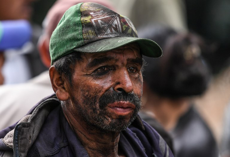 A Colombian miner waits for news of his colleagues after an explosion in a coal mine, June 24, 2017. Documentary filmmaker Bladimir Sánchez Espitia, who has reported on alleged human rights abuses in the country's mining industry, told CPJ his life has been repeatedly threatened over the past five years.